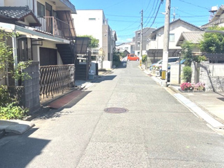 【前面道路含む現地写真】 | 中区江波二本松1丁目（全2区画）最終1棟 | 物件前面は、車通りが少なく落ち着いた雰囲気の道路に面しています。小さなお子様がいるご家庭も安心感があり、静かな環境で生活を送ることができます。