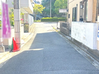 【前面道路含む現地写真】 | 中区江波二本松2丁目（全1棟） | 前面道路は南側幅員約4mの公道に接面。落ち着いた住環境で、車通りの少ない安心感のある立地です。