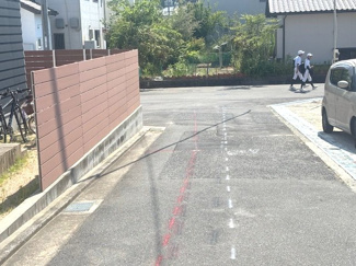 【前面道路含む現地写真】 | 廿日市市大野字対厳山（前空駅）最終1棟 | 前面道路は視界を遮るものの少ない開放的な環境です。舗装も整っており、お車や自転車の出し入れもスムーズに行えます。