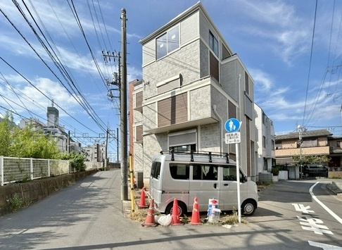 板橋区常盤台1丁目 全2棟 2号棟の外観|開放感あふれる角地を含む全2棟
～光と風を享受する心地よい立地
建築中ですがご見学いただけます
是非、現地にて陽当たりや土地のボリュームなどご確認ください