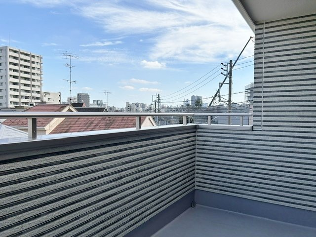 板橋区常盤台1丁目 全2棟 2号棟のバルコニー|3階バルコニー
生活に+αのゆとりを演出する2面バルコニーつき
毎日のお洗濯物も快適に干すことができます(２号棟)