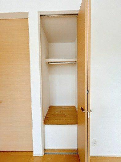 仲介手数料半額）一宮市開明樋西８２－５の中古住宅の収納|「洋室（約６帖）」収納　