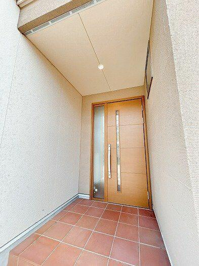 仲介手数料半額）一宮市開明樋西８２－５の中古住宅の玄関|「玄関」ライトもあるので夜も安心