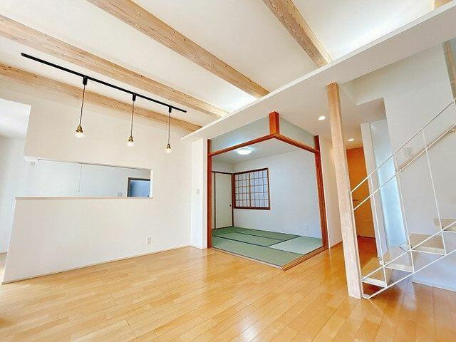 中古戸建て・仲介手数料半額）一宮市開明樋西８２－５の中古住宅の居間・リビング|「ＬＤＫ」和室の扉を開くと開…
