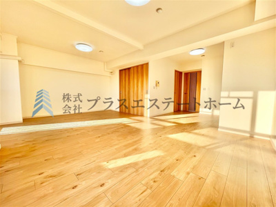 【居間・リビング】 | グレイス若松 | LDKは18.2帖確保♪リビング横にバルコニーが隣接しており、大きな窓からの採光で明るい空間です♪