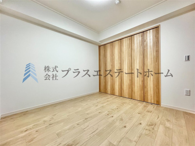 【洋室】 | グレイス若松 | 木目調のフローリング材でナチュラルな見た目のため暖かく落ち着いた雰囲気のお部屋です♪