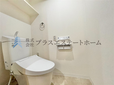 【トイレ】 | グレイス若松 | 温水洗浄便座付きで通年快適に利用できます。棚があるのでペーパー類や掃除用具等をすっきりと収納できます