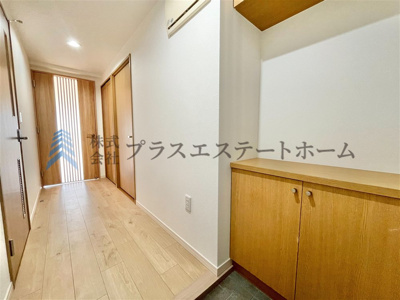 【玄関】 | グレイス若松 | すっきりとした印象の玄関です♪下足入れが備わっており、ご家族の靴をまとめて収納できます♪