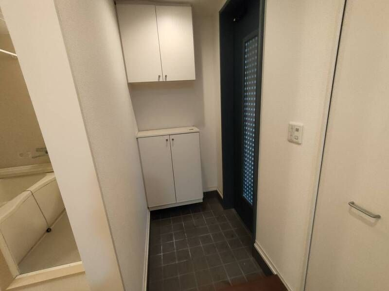 メゾン六番町の玄関