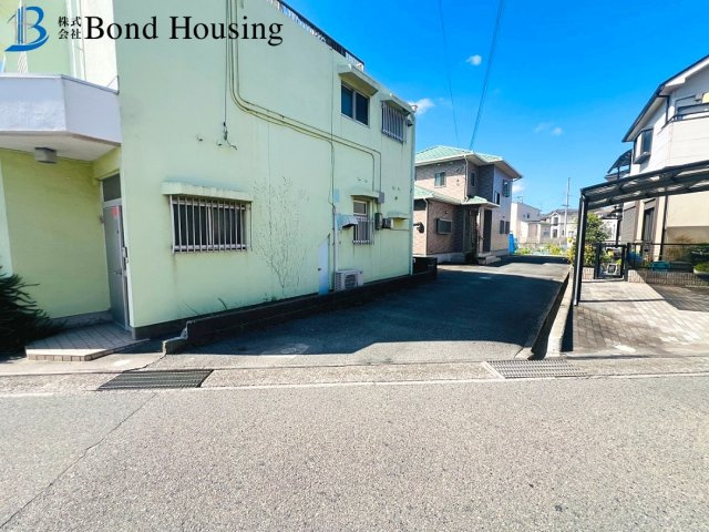 店舗付き住宅　大久保町大窪　築48年の前面道路含む現地写真