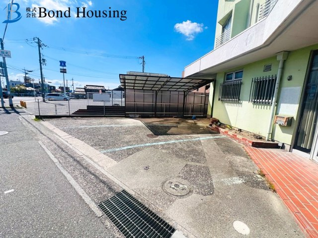 店舗付き住宅　大久保町大窪　築48年の駐車場