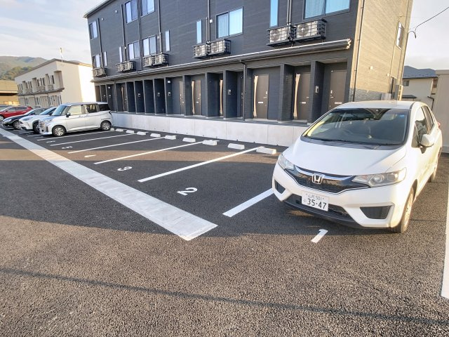 プチ　ボヌールの駐車場
