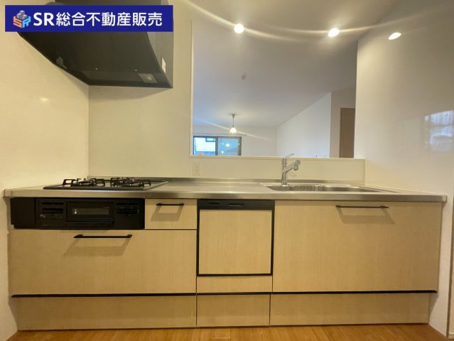 若江本町4丁目中古戸建のキッチン|キッチンは人気のカウンターキッチン♪配膳・片付けも楽で快適にお料理できます♪