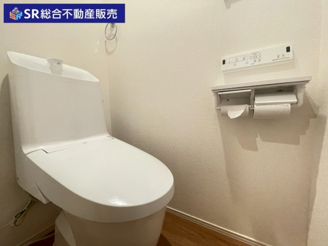 若江本町4丁目中古戸建のトイレ|1Fトイレ。トイレが2か所にあり朝の身支度がスムーズに行えます！