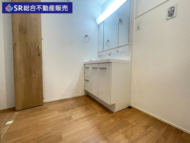 若江本町4丁目中古戸建の脱衣所|使いやすい洗面台に室内洗濯機置場、タオル等を収納できるスペースもあります！