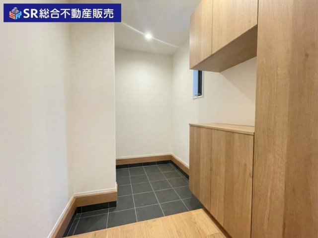 若江本町4丁目中古戸建の玄関|ベビーカー等を置いても広く使える玄関です！（加工により、小物類を消しています。）