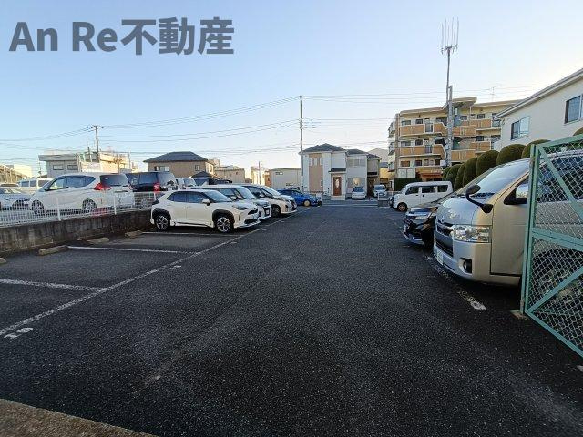 春花園五番館の駐車場