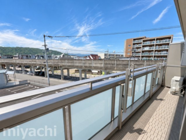 徳島市春日２丁目のアパートのバルコニー