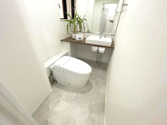 コート芦屋朝日ヶ丘一号棟のトイレ|節水型でエコなタンクレストイレ
換気用に換気扇はもちろん、窓も着いているので常に快適です
