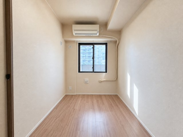 ワコーレ阿倍野播摩町ラフィリスの洋室|白を基調とした壁紙と明るい木目調のフローリングが調和した洋室です。家具の配置によって、寝室や書斎などライフスタイルに合わせた使い方ができます。