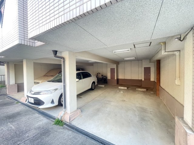 寝屋川市高宮栄町の賃貸マンションの駐車場