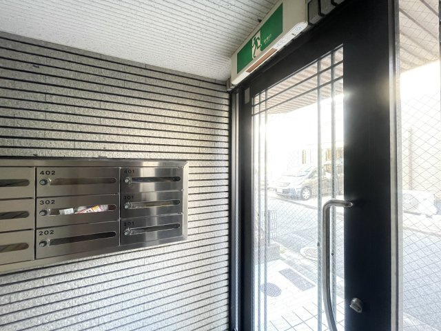 寝屋川市高宮栄町の賃貸マンションのエントランス