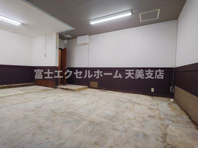  シャンクレール御陵前の駐車場