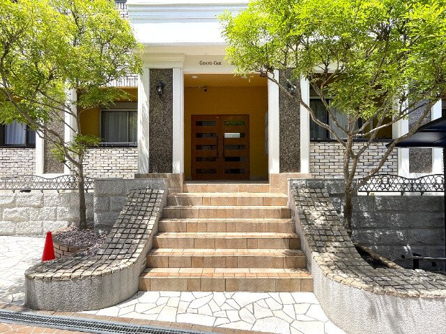 神戸市中央区山本通３丁目のアパートのエントランス