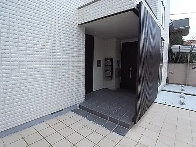 芦屋市岩園町の賃貸マンションのエントランス