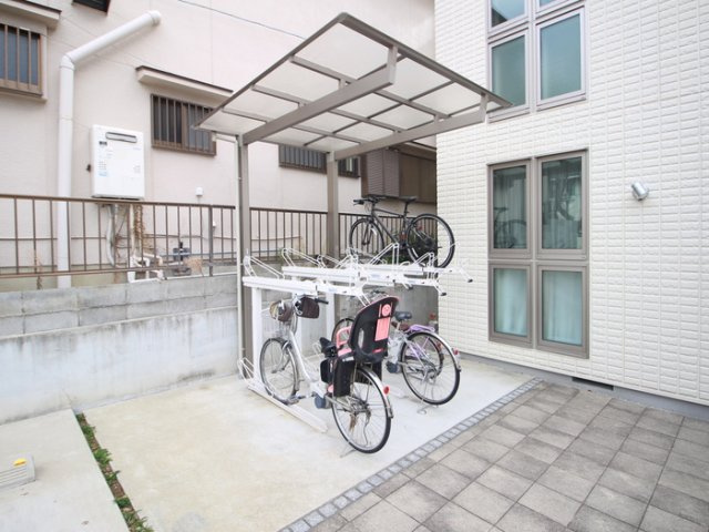 芦屋市岩園町の賃貸マンションの駐車場