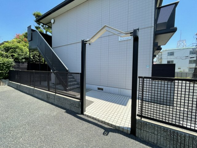 芦屋市大原町のアパートのエントランス