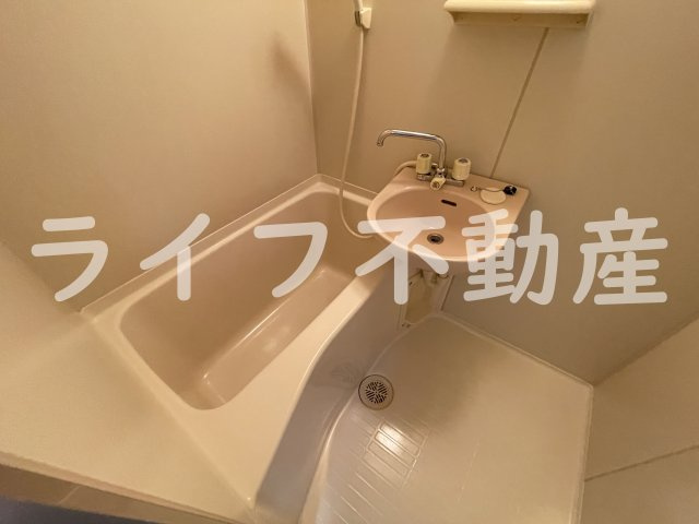 エステートピアナカタC棟の浴室|コンパクトで使いやすいお風呂です