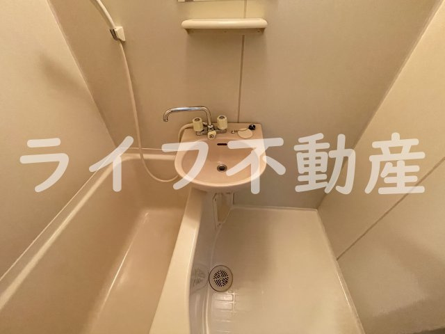 エステートピアナカタC棟の独立洗面台|独立洗面台、小物を置くことができて便利です
