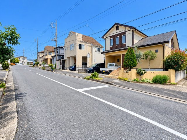 北相馬郡利根町もえぎ野台中古戸建の前面道路含む現地写真
