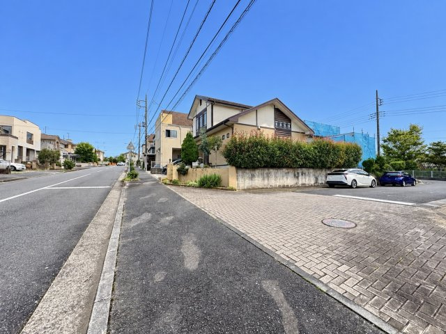 北相馬郡利根町もえぎ野台中古戸建の前面道路含む現地写真