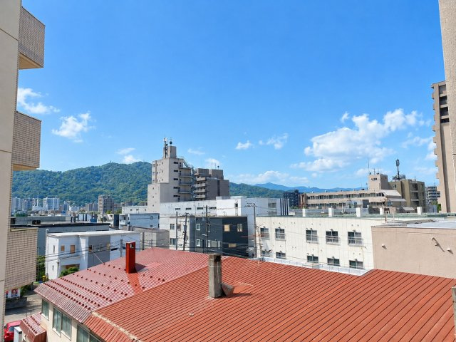 中の島クロスハイツの展望|西側バルコニーからは山の稜線を望みます♪