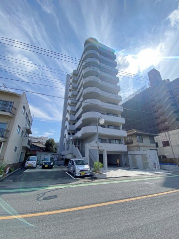 キャッスルマンション坂戸Ｃの外観|落ち着きのある洗練されたデザインが魅力的な建物外観です。周辺の街並みや緑豊かな環境とも美しく調和しており、毎日帰ってくるのが楽しみになるような風格と安心感を兼ね備えています。