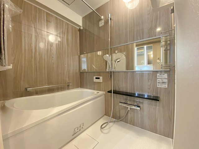 キャッスルマンション坂戸Ｃの浴室|1日の疲れをゆったりと癒していただける清潔感あふれるユニットバスを新規交換いたしました。スタイリッシュなデザインに加え、お湯の温度を快適に保てる追い焚き機能も完備しております。