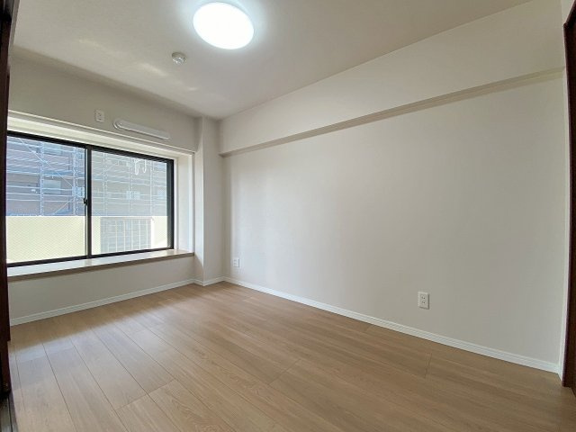キャッスルマンション坂戸Ｃの洋室|南東側に位置する約4.5帖の洋室です。明るい光が差し込む心地よいお部屋となっており、お子様の健やかな成長を見守る子供部屋や、ゆったりくつろげるプライベートな空間にぴったりです。