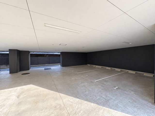 ワコーレ阿倍野播摩町ラフィリスの駐輪場|落ち着きと高級感のあるエントランス周辺です。建物の足元には植栽が配され、都会的な外観に緑の彩りを添え