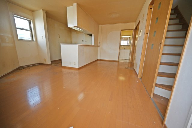 大阪市城東区東中浜7丁目中古戸建｜4LDK＋駐車1台可の居間・リビング|リビング階段を採用しており、家族が自然と顔を合わせる機会が増える、コミュニケーションの取りやすい住まいです。外出時や帰宅時にも家族の気配を感じられ、お子様のいるご家庭にも嬉しい間取りです。