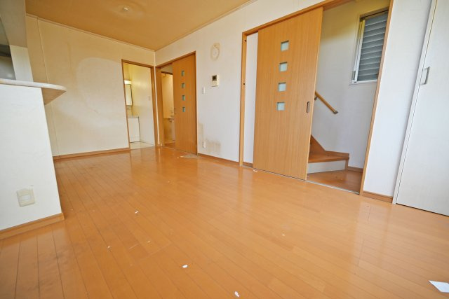 大阪市城東区東中浜7丁目中古戸建｜4LDK＋駐車1台可の居間・リビング|14.5帖のLDKは、家族でゆったりと過ごせる広さが魅力。リビングとダイニングをバランスよく配置でき、食事の時間もくつろぎの時間も快適に楽しめます。