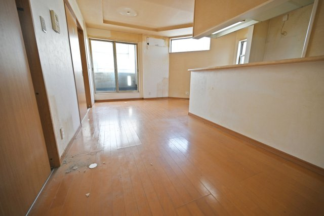 大阪市城東区東中浜7丁目中古戸建｜4LDK＋駐車1台可のキッチン|大きく開いた窓からたっぷりと自然光が差し込む、明るく開放的なリビング。室内全体に心地よい光が広がり、家族が集まる時間を気持ちよく過ごせる空間です。