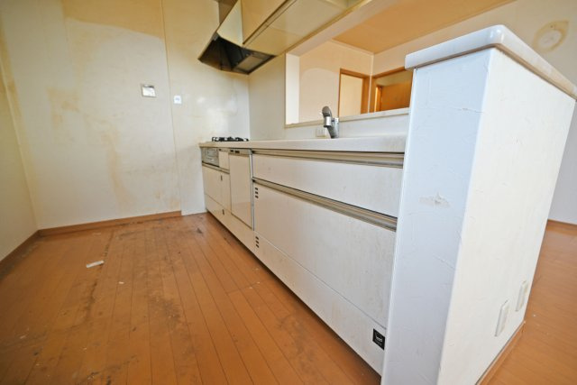 大阪市城東区東中浜7丁目中古戸建｜4LDK＋駐車1台可のキッチン|ゆとりのある広いキッチンスペースで、毎日のお料理も快適に楽しめます。調理中の移動もしやすく、複数人でキッチンに立つ際にも便利。ご家族と一緒にお料理を楽しんだり、食事の準備をスムーズに進めたりできます。
