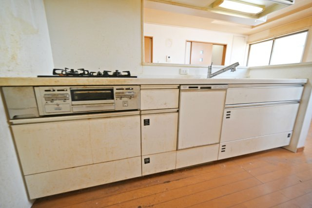 大阪市城東区東中浜7丁目中古戸建｜4LDK＋駐車1台可のキッチン|リビングやダイニングを見渡せる対面式キッチン。お料理をしながら家族との会話を楽しめるため、小さなお子様がいるご家庭にも嬉しい設計です。家族とのつながりを感じながら、毎日の食事の準備や片付けもできます。