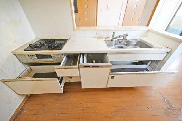 大阪市城東区東中浜7丁目中古戸建｜4LDK＋駐車1台可のキッチン|食洗機付きで、食後の後片付けを効率よくサポートしてくれる便利なキッチン。豊富な収納スペースを備えているため、調理器具や食器、調味料などもすっきり整理できます。