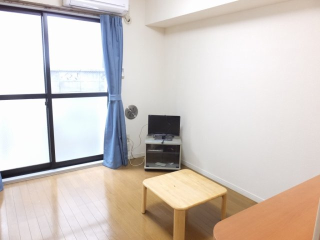 【居間・リビング】 | レオパレスグッド・ラック | 家具家電設置済みのお部屋です。