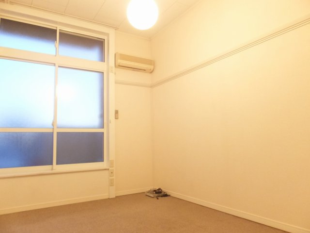 【居間・リビング】 | レオパレス壱里山 | 家具・家電無しのお部屋です。