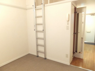 【内装】 | レオパレス壱里山 | 全身鏡付きのクローゼットです。