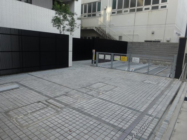 ディアナコート本郷弓町の駐車場